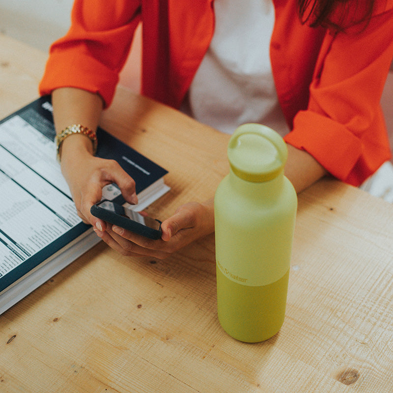 daily-on-the-go-set-l0 20oz_rise_classic_insulated_bottle_acacia_worker_phone_square.jpg