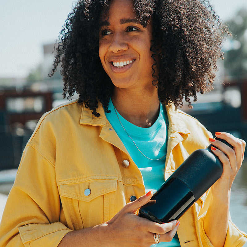 daily-on-the-go-set-l0 20oz_rise_classic_insulated_bottle_black_woman_smile_square.jpg
